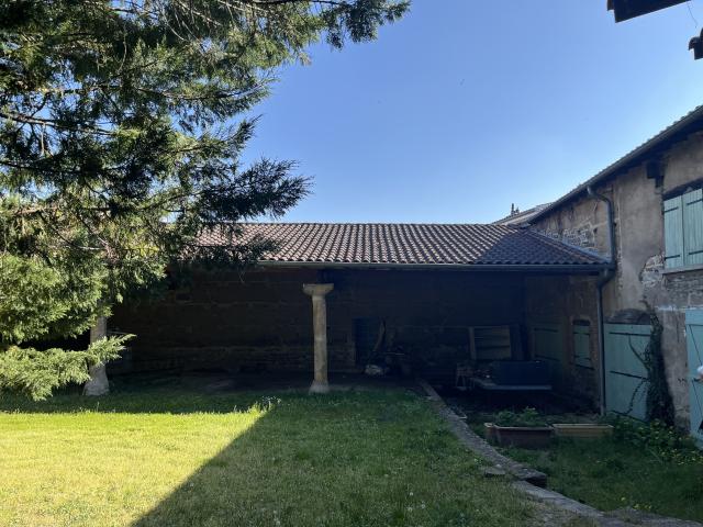 Rare, au coeur du village de la Tour de Salvagny.