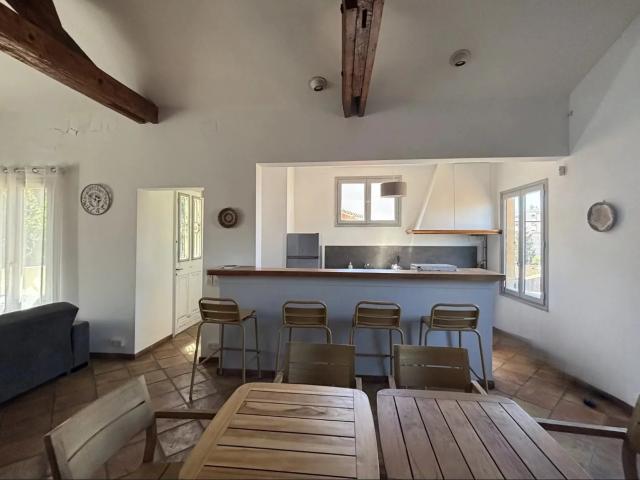Rare à Cannes: Maison de ville avec vastes garages et potentiel d'aménagement