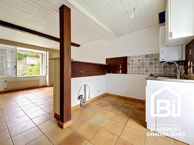 RARE A BERNIERES SUR MER: ENSEMBLE IMMOBILIER EN PIERRE de 174 m2 avec terrain de 1109 m2
