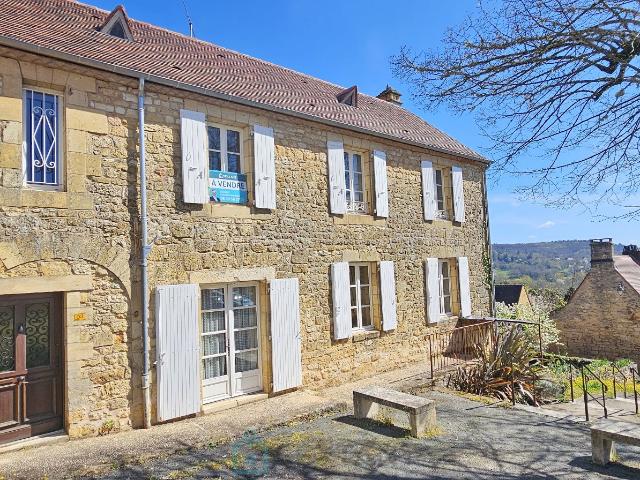 Rare à Domme – Maison de caractère avec 2 appartements, jardin, cave et grand garage