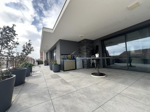 Rare à la Corniche une maison sur toit avec terrasse de 82