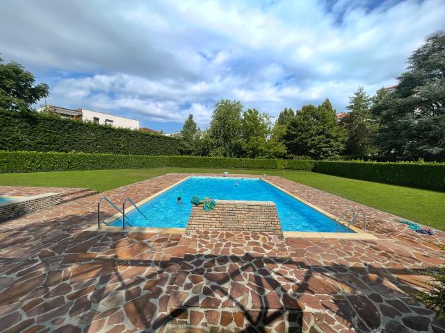 Rare à la Croix Rousse Résidence standing piscine et tennis.Appartement familial T6 de 142 m2 avec terrasse