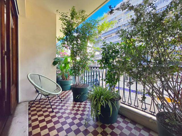 Rare à la location Grand studio meublé avec terrasse Qua