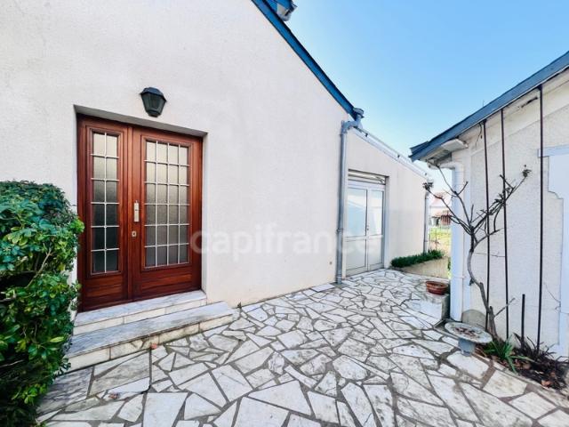 RARE A LA VENTE maison avec dépendances sur environ 660 m² de terrain EN ZONE U MIXTE 1, offrant un fort potentiel de construction ou de division