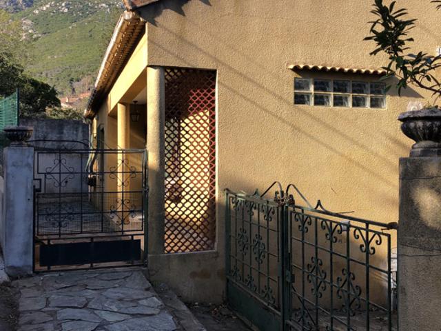 Rare à la vente ! Maison de 100m2 à rénover offrant un for
