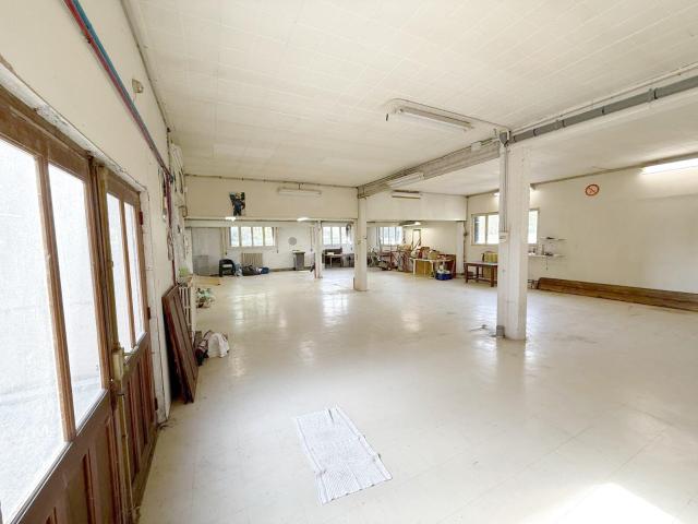 Rare à la vente Vaste atelier de 165 m2 avec habitation