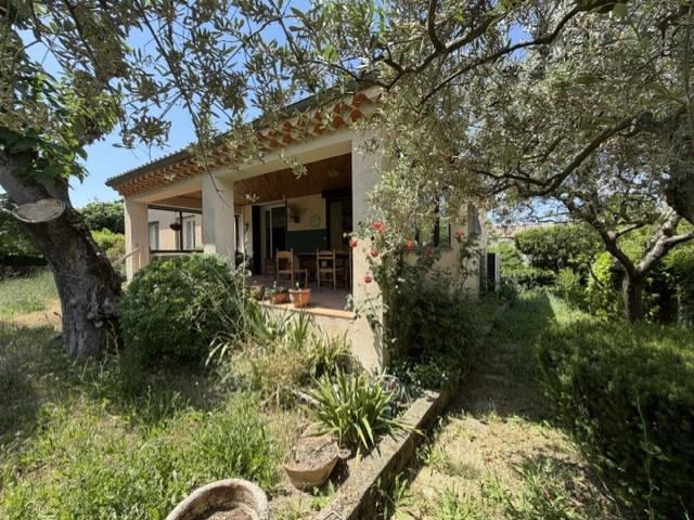 Rare à la vente ! Villa tout confort de 135 m2 habitables + 115 m2 de vastes dépendances, à deux pas du centre