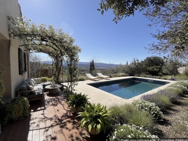 Rare à la vente ! Vue dominante à 180 o proche du centre vil. 146m² Saint Saturnin lès Apt