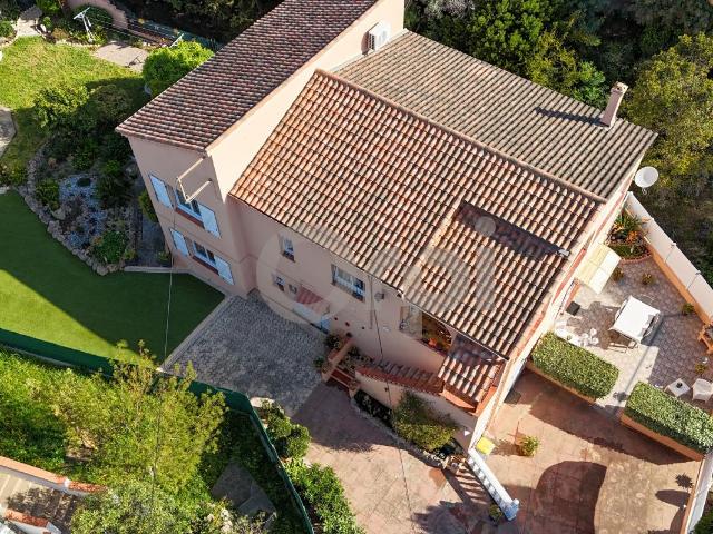 Rare à Saint Aygulf: 2 appartements T4 sur 800 m² proche mer