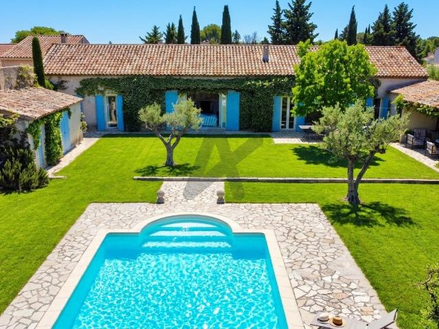 Rare à Saint Rémy Centre Maison de plain pied, 5 chambres en suite, piscine