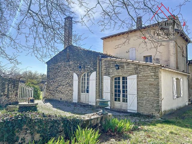 Rare à Pernes les Fontaines ensemble immobilier comprenant. 400m² Pernes les Fontaines