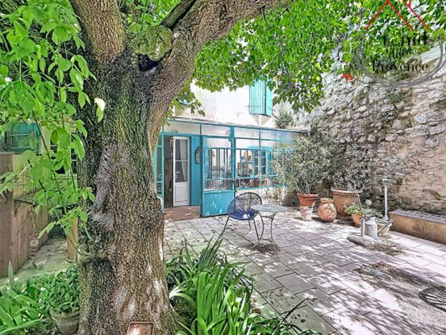 RARE A PERNES LES FONTAINES MAISON DE VILLAGE AVEC JARDIN ET GARAGE