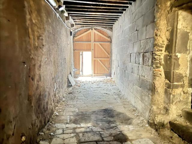 RARE À RIOM GRAND GARAGE / GRANGE AVEC FORT POTENTIEL