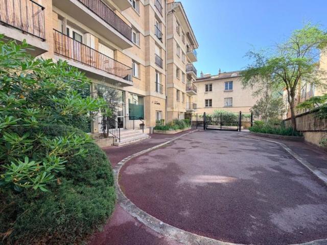 Rare Aix centre – Appartement T3 64 m², ascenseur, balcon, cave – emplacement premium