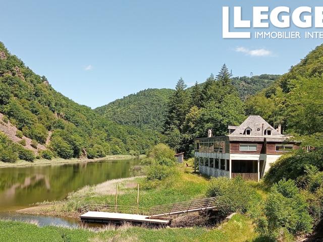 Rare ! Ancien Bar Restaurant avec habitation et dépendance. Vue somptueuse sur la Dordogne, terrain de 1,6ha