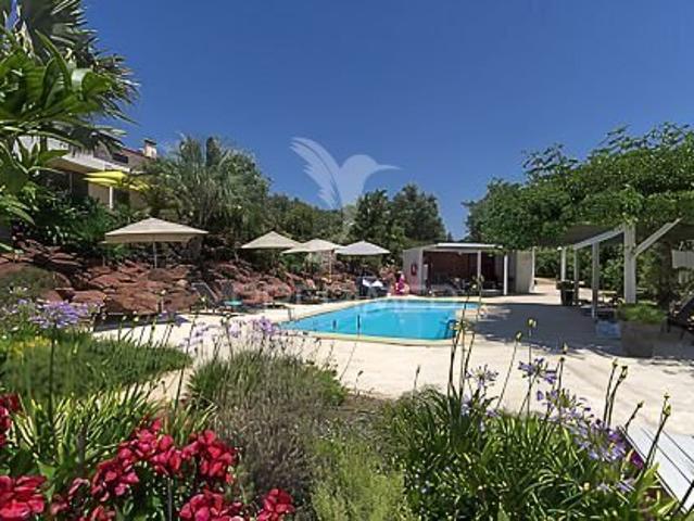 Oportunidade Única de Investimento no Algarve | Negócio de Turismo de Charme Consolidado com Residência Privada para Proprietários