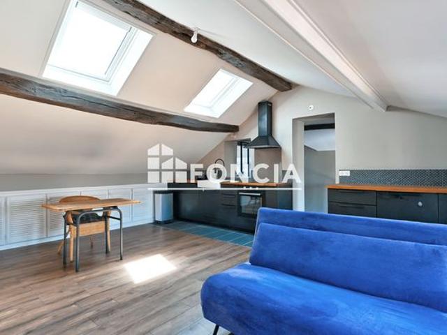 Rare: appartement au dernier étage entièrement refait à 50 mètres de la place du marché