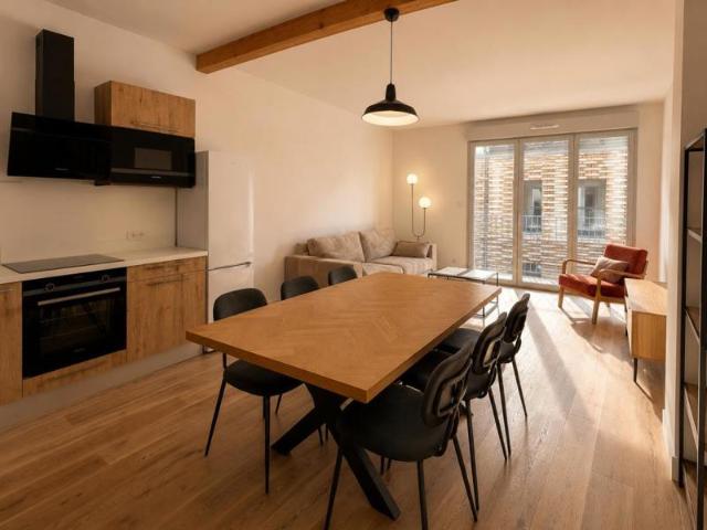 RARE * APPARTEMENT AVEC BALCON AUX COEUR DES CHARTRONS