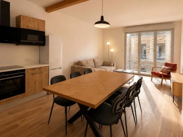 RARE * APPARTEMENT AVEC BALCON AUX COEUR DES CHARTRONS