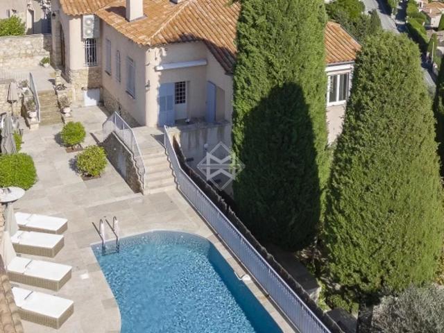Rare appartement de plain pied avec incroyable vue mer et collines panoramique– Piscine privative