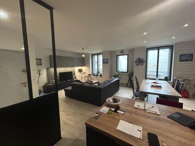 RARE APPARTEMENT VANNES INTRAMUROS T4 RÉNOVE 95 m² TRAVERSANT AU CŒUR DE VANNES TRES LUMINEUX