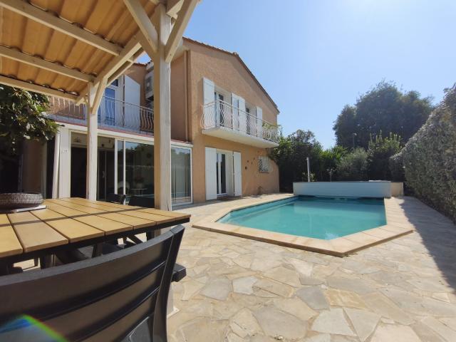 Rare beaux volumes Villa 5 chambres avec piscine et belles prestations