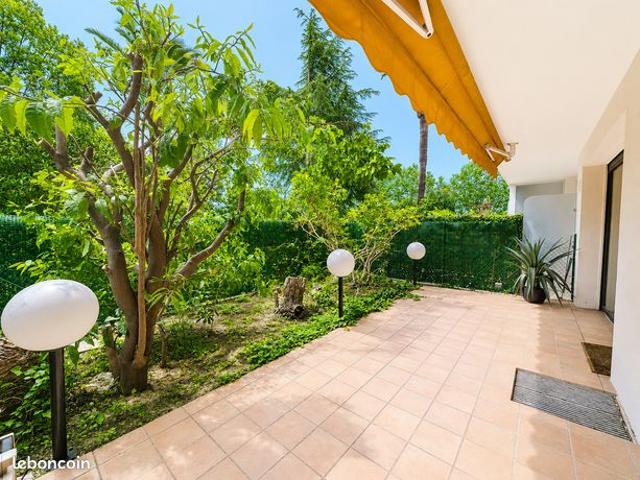 RARE CANNES, SECTEUR RÉSIDENTIEL, REZ DE JARDIN, 3 PIÈCES, 57m², JARDIN 35m², CALME, LUMINEUX