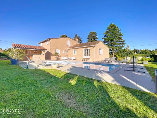 RARE CHARLY Maison familiale 5 Chambres de 175 m2 avec piscine et pool house secteur résidentiel