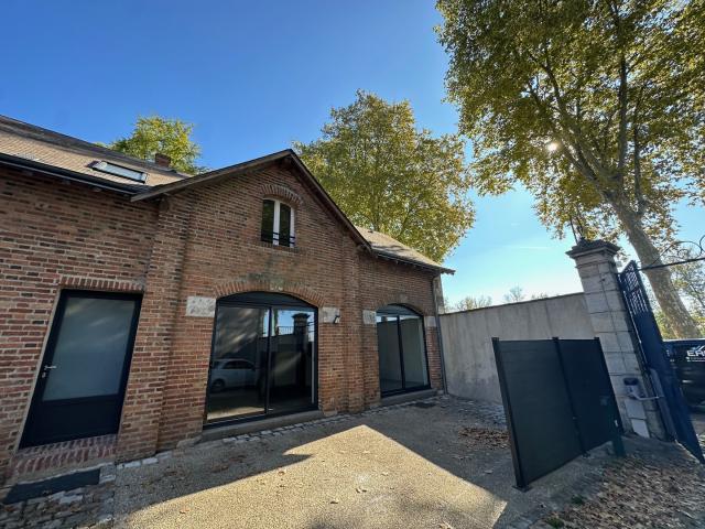 RARE CHARMANTE MAISON DE VILLE AVEC VUE LOIRE