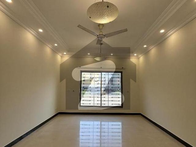 Rare Corner 1.5 Kanal House | No Neighbors on 3 Sides | 2 Independent Portions | Ideal for Large / Joint Family | Bahria Phase 1 Bahria Town Safari Villas