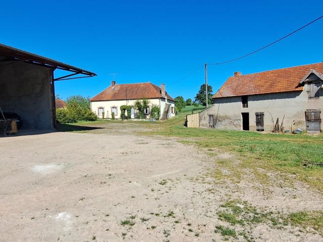 Rare! Corps de ferme traditionnel et dépendances sur 1.5ha l. 100m² Bourbon Lancy