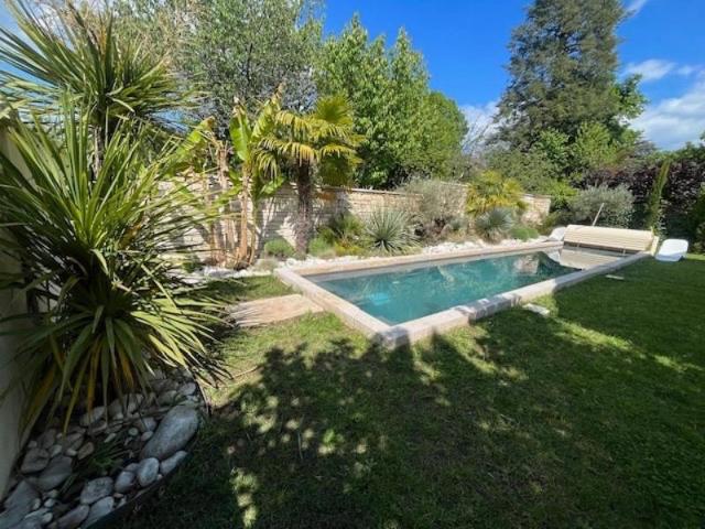 Rare dans le secteur. Maison rénové avec de belles prestations proche de la ville avec piscine