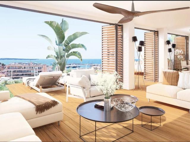 RARE DERNIER ETAGE Terrasse + ROOFTOP au PIED de la GARE avec VUE MER + PARKING