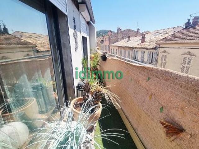 Rare Draguignan centre bel appartement F3 traversant avec terrasse et balcon en dernier étage 159000€ dpe d