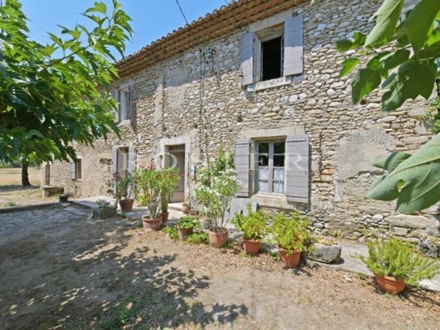 Rare et authentique mas en pierre à rénover sur 2 hectares face au Luberon