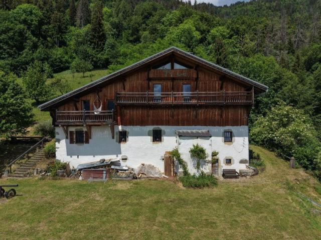 Rare ferme historique sur un vaste terrain avec vue imprenab. 227m² Taninges Praz de Lys Sommand