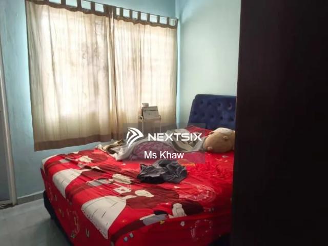 Rare freehold single storey corner lot with 3 bedrooms and 2 bathrooms. Spacious 30x70 land plus 20 feet of extra land. International lot in Mutiara Rini. RM788K