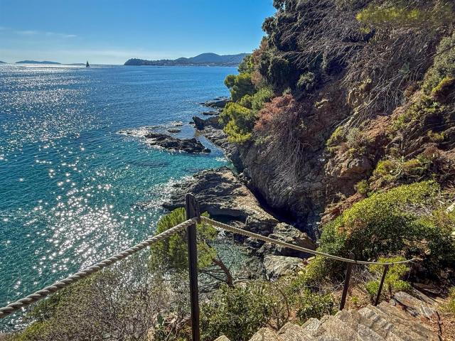 Rare Gigaro Propriété pieds dans l'eau avec accès privatif. 187m² La Croix Valmer