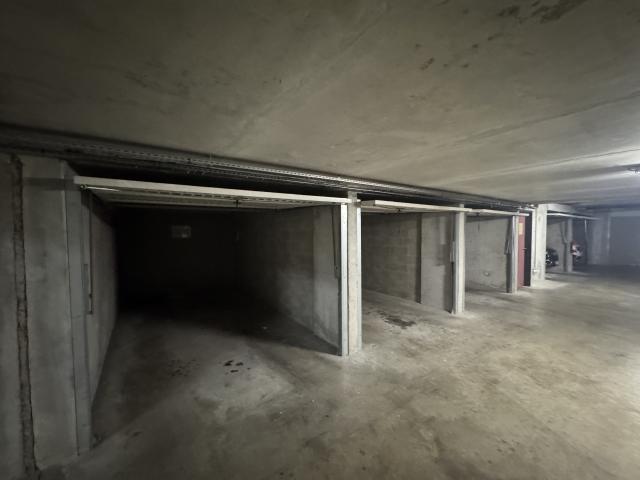 Rare Gorge de loup lot de 16 garages en sous sol sécurisé