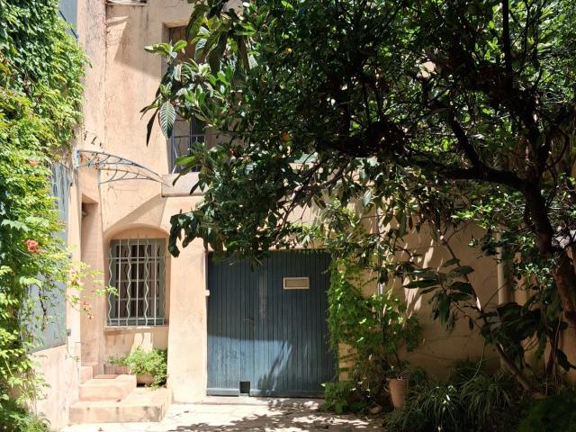 RARE ! Grande maison de village T4 de 141 m2 env. + garage et cours
