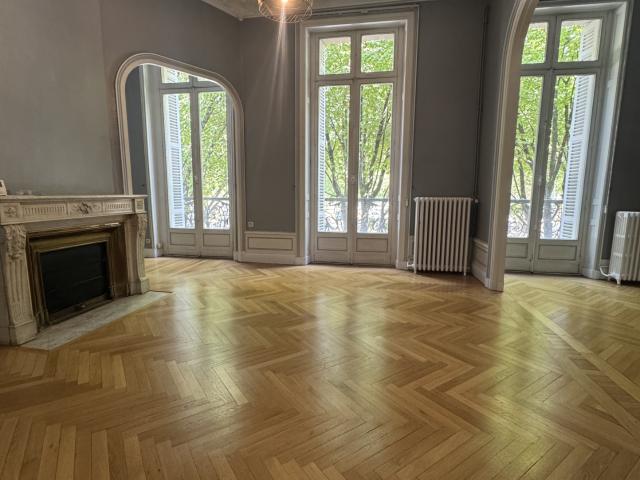 RARE/ LOCATION: Appartement 104m2 Charme haussmannien Emplacement d’exception