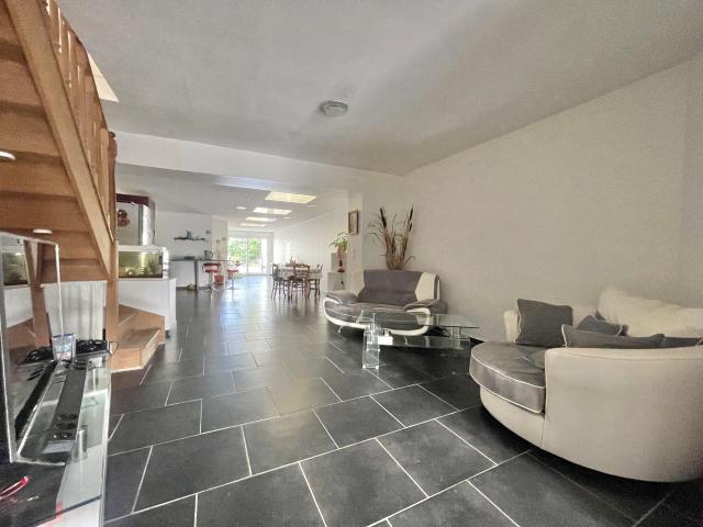 RARE: Pièce de vie de 70m2 !