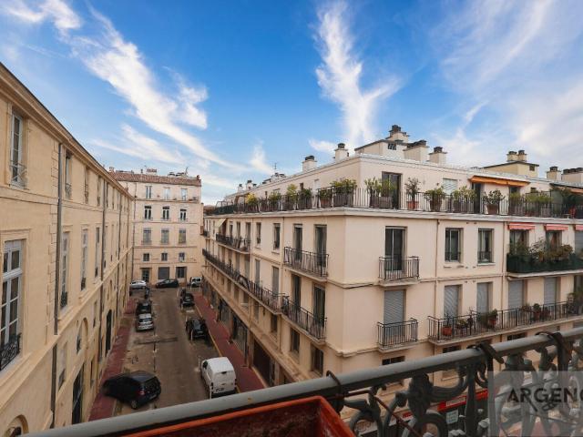RARE  PRESTIGIEUX APPARTEMENT BOURGEOIS AVEC COMBLES AMÉNAGEABLES ET GRAND GARAGE EN CENTRE VILLE