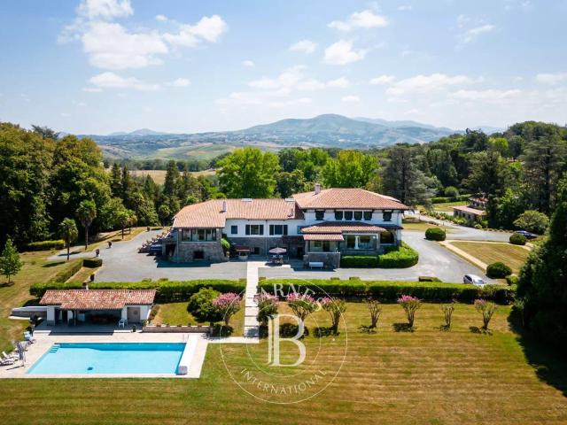 Rare Propriéte 1925 Edifiee Par Godbarge Sur Un Parc De 5 He. 550m² Villefranque