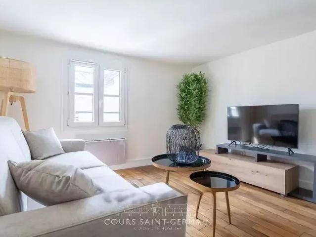 RARE — Rue de Buci, 6ème arrondissement — Dernier étage avec vue
