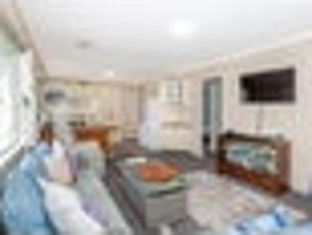 Rare standalone townhouse in Sycamore Park!