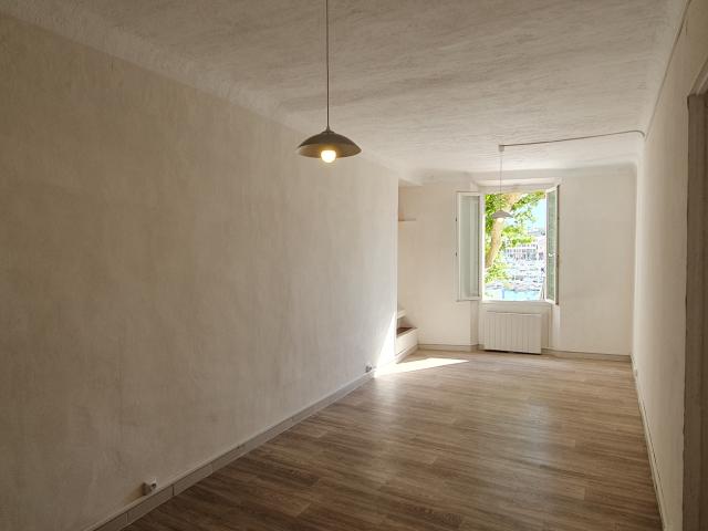 SOUS OFFRE RARE studio La Ciotat vue directe Vieux Port