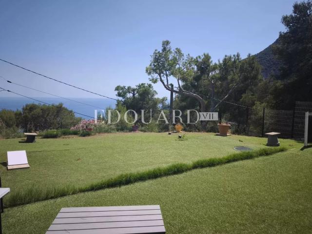 Rare sur la commune de Roquebrune Cap Martin, quatre pièces en bas de villa avec jardin, vue mer et parking