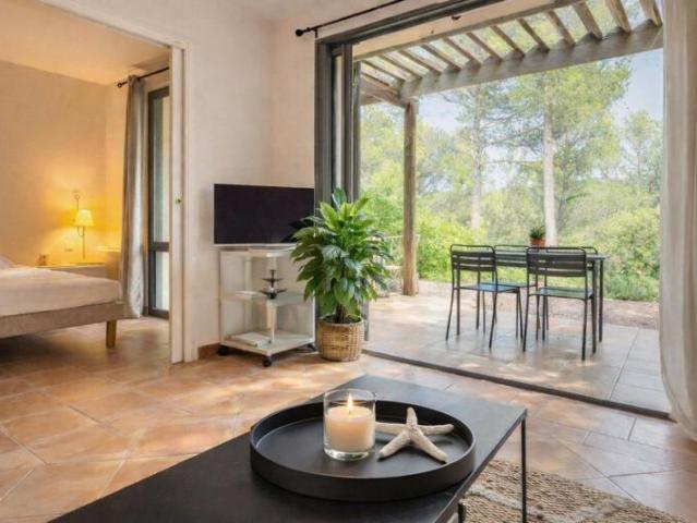 ? RARE SUR LE GOLF DE SAUMANE ! Appartement climatisé de 44 m² avec 2 chambres et superbe terrasse ? Un cadre exceptionnel pour vivre ou investir…