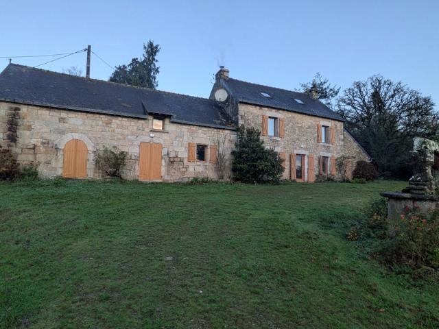 RARE SUR LE MARCHÉ GRANDE LONGÈRE EN PIERRE AVEC DE NOMBREUSES DÉPENDANCES PARCELLES ATTENANTES DE 14 HECTARES